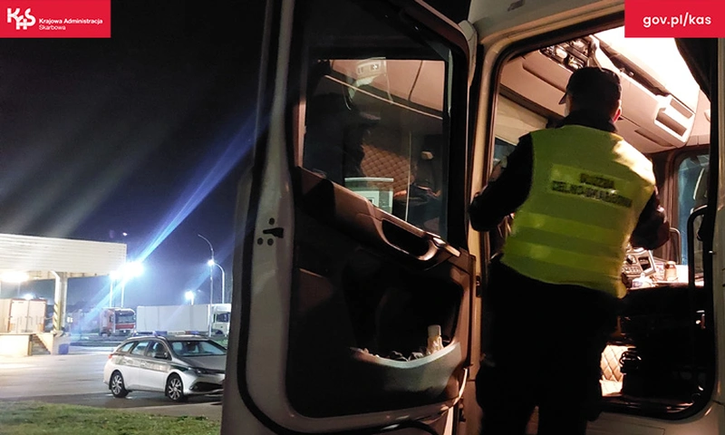 Kontrola w Lubuskiem: Kierowca ciężarówki używał karty swojego ojca