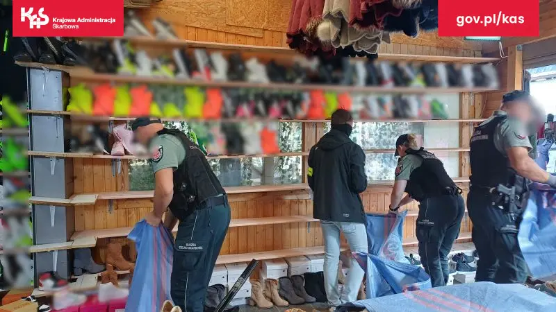 KAS przechwyciła setki podrabianych butów na bazarze w Słubicach