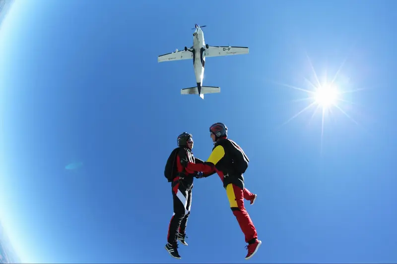 Sezon na skoki spadochronowe dobiega końca. Jak wykorzystać ostatnie chwile lub zaplanować przygodę na przyszłość