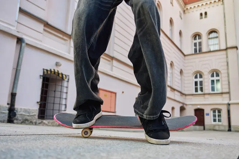 Szerokie spodnie męskie – modne baggy jeans i wygodne dresy dla mężczyzn